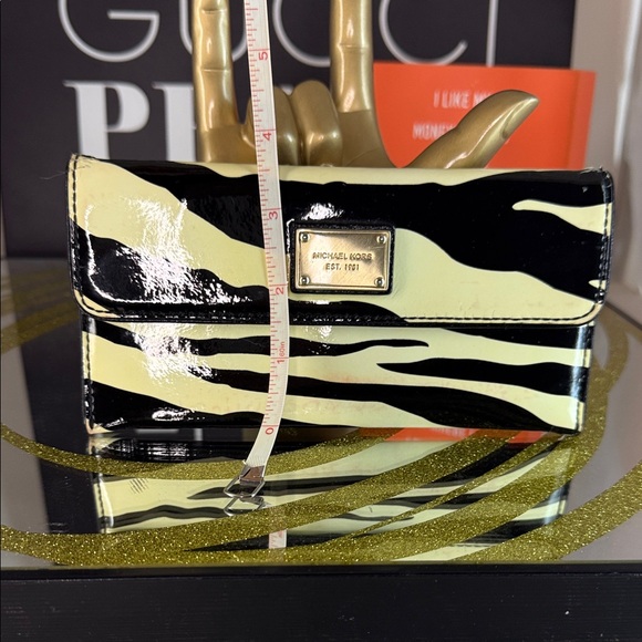 Michael Kors Black and Off White  Wallet - Picture 4 of 12